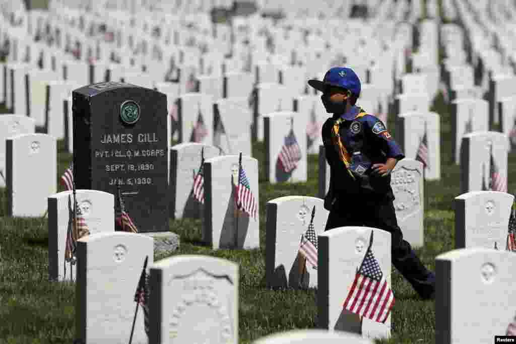 اس دن کے حوالے سے سپاہیوں کی قبروں پر چھوٹے امریکی پرچم آویزاں کیے جاتے ہیں۔