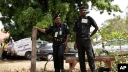 Des policiers nigérians surveillent la ville de Kaduna, au Nigéria, le 28 mars 2015.