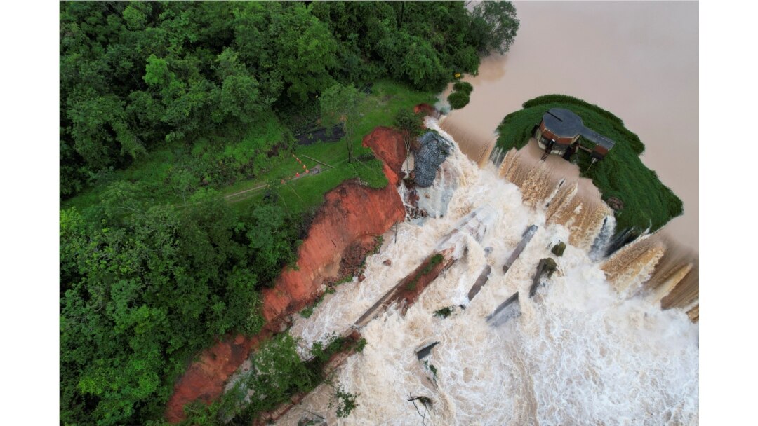 Air mengalir di bendungan Carioca, setelah hujan deras di Para de Minas, negara bagian Minas Gerais, Brazil, 11 Januari 2022. Gambar diambil dengan drone. (Reuters/Leonardo B.)