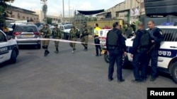 اسرائیلی پولیس اور فوجی اہلکار فائرنگ کے بعد جائے واقعہ پر موجود ہیں۔