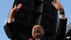 Turkish Prime Minister Recep Tayyip Erdogan salutes as he addresses a rally of his Justice and Development Party in Malatya, March 6, 2014.