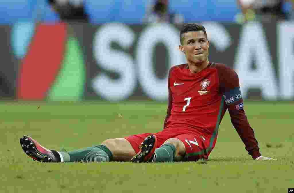 Cristiano Ronaldo blessé, assis sur la pelouse, 10 juillet 2016. &nbsp;