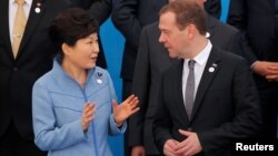 지난 15일 몽골 울란바토르에서 열린 아시아-유럽 정상회의, ASEM 기념촬영 중 박근혜 한국 대통령(왼쪽)이 드미트리 메드베데프 러시아 총리와 대화하고 있다. (자료사진)