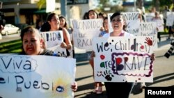 Las protestas a favor y en contra de la presencia de niños migrantes se han hecho escuchar en los últimos días. Residentes del municipio de Escondido en California también salieron a las calles a ofrecer su ayuda y respaldo a los niños solos que cruzan la frontera. 