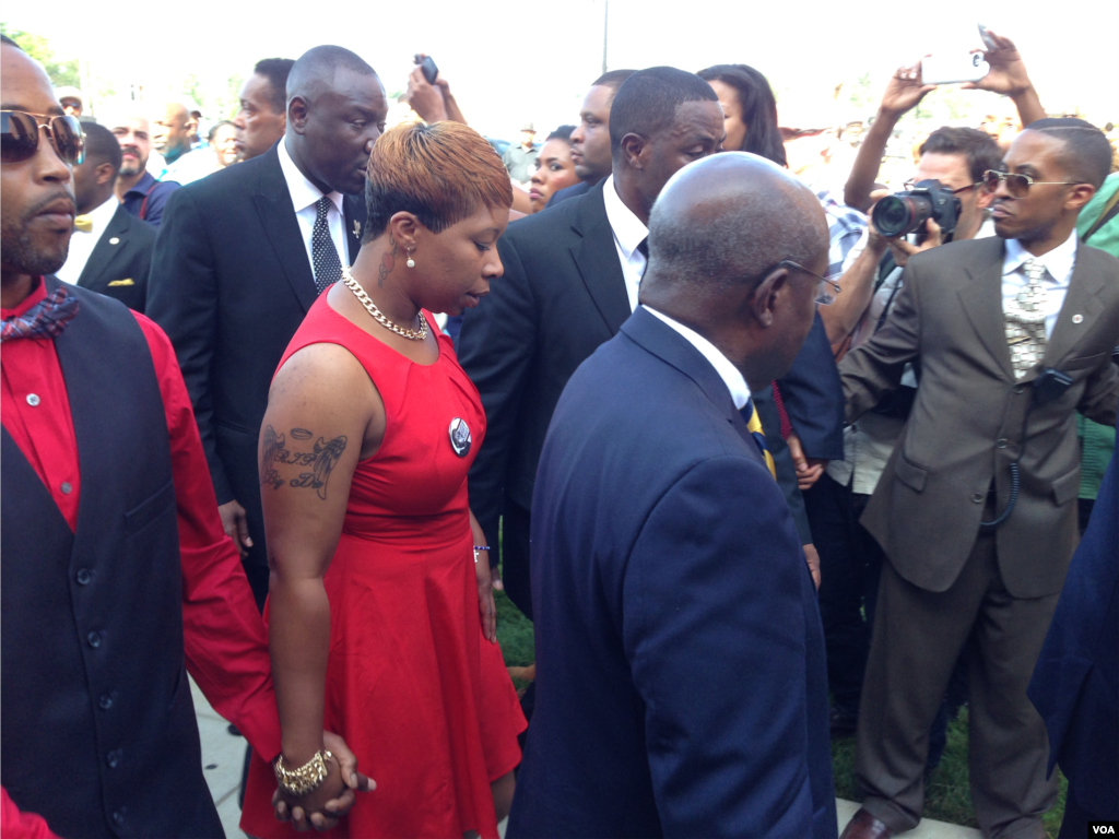 A mãe de Michael Brown entre a multidão que foi prestar a última homenagem ao seu filho, morto por um polícia a 9 de Agosto, St. Louis, Missouri, Ago. 25, 2014. (Chris Simpkins/VOA)