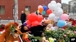 TT Nga Vladimir Putin tới thăm địa điểm tưởng niệm nạn nhân trận hỏa hoạn tại trung tâm thương mại ở Kemerovo, cách Mosocow khoảng 3,000 km. Ảnh chụp ngày 27/3/2018. (Alexei Druzhinin, Sputnik, Kremlin Pool Photo via AP)