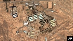 Ảnh vệ tinh năm 2004 được cung cấp bởi DigitalGlobe và Viện Khoa học và An ninh quốc tế cho thấy khu liên hợp quân sự Parchin, Iran, 30 km (khoảng 19 dặm) về phía đông nam của Tehran.