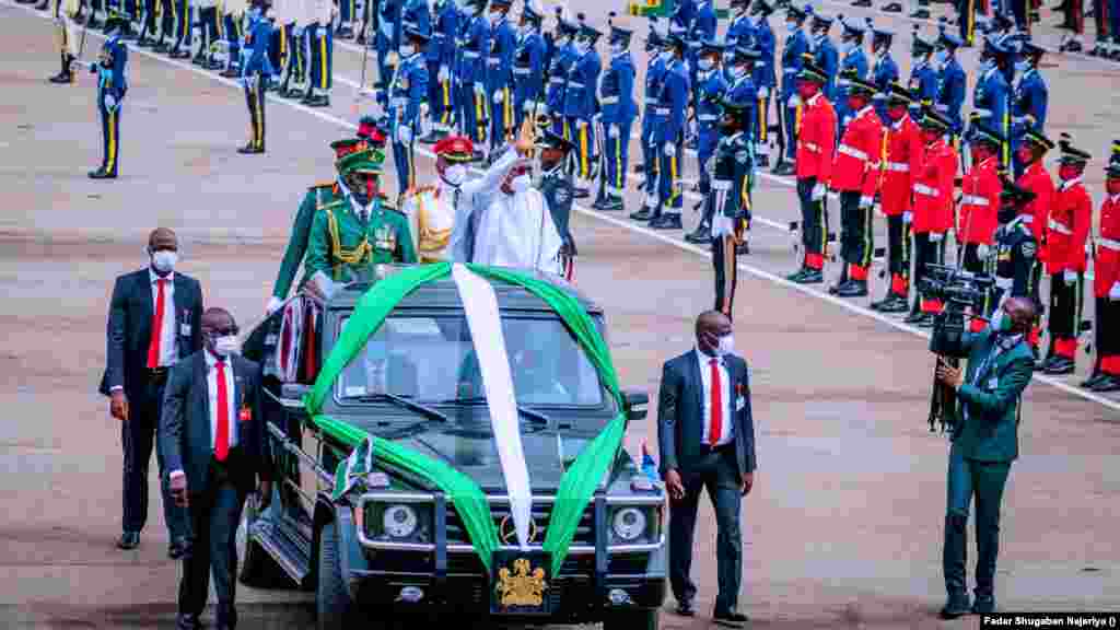 Shugaban kasar Najeriya Muhammadu Buhari yana fareti a lokacin bikin