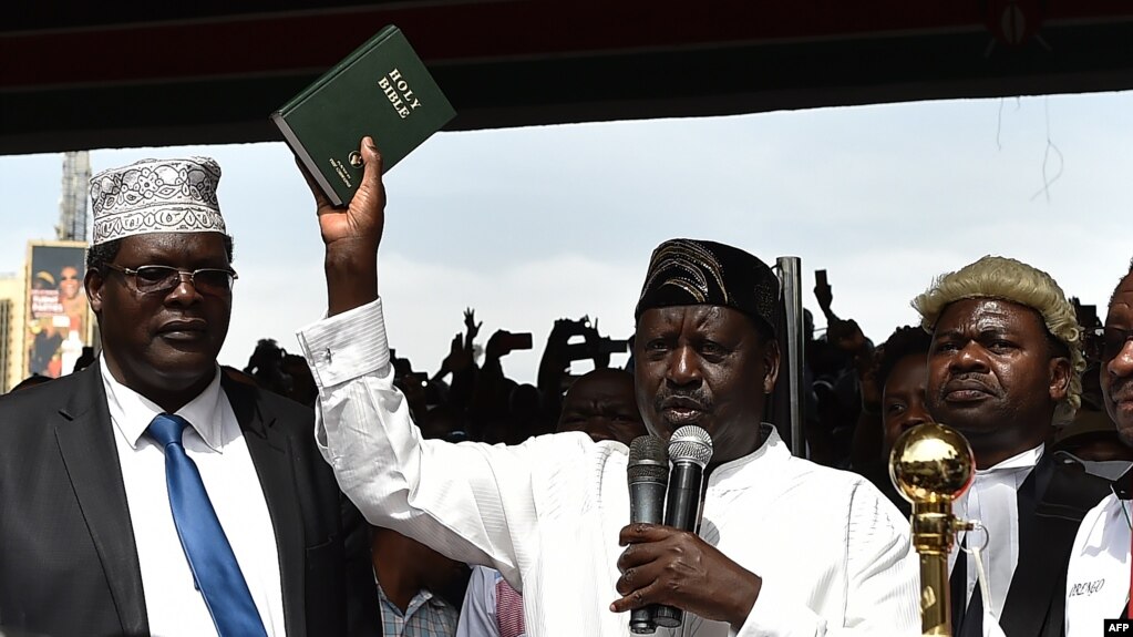 Le Kenyan Raila Odinga prête serment sur la Bible, à Nairobi, le 30 janvier 2018.