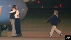 22일 새벽 북한에 5개월간 억류됐던 미국인 제프리 에드워드 파울 씨가 미국 오하이오주 데이톤의 공군기지에 도착해 가족들과 포웅하고 있다.