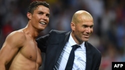 Cristiano Ronaldo et son entraîneur Zinedine Zidane, lors de la victoire du Real Madrid à la Ligue des champions de l'UEFA, le 28 mai 2017.