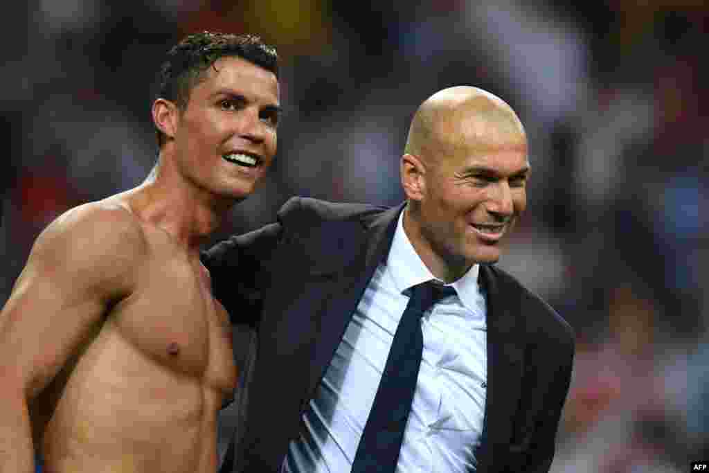 Cristiano Ronaldo et son entraîneur Zinedine Zidane, lors de la victoire du Real Madrid à la Ligue des champions de l'UEFA, le 28 mai 2017.