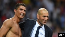 Cristiano Ronaldo et son entraîneur Zinedine Zidane, lors de la victoire du Real Madrid à la Ligue des champions de l'UEFA, le 28 mai 2017.