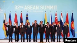 Para pemimpin negara-negara ASEAN menjelang upacara pembukaan KTT ASEAN ke-32 di Singapura, 28 April 2018. (Foto: dok). 