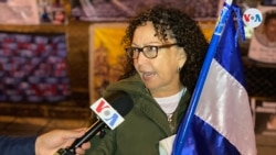 La excomandante guerrillera nicaragüense Mónica Baltodano habla con la VOA durante una manifestación en Costa Rica contra la investidura de Daniel Ortega. Foto VOA.