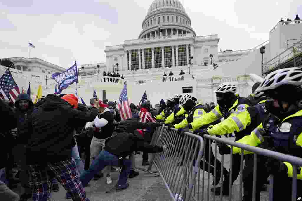 U.S. President Donald Trump&#39;s supporters try to break through a police barrier at the Capitol in Washington, D.C. as Congress prepares to affirm President-elect Joe Biden&#39;s victory.