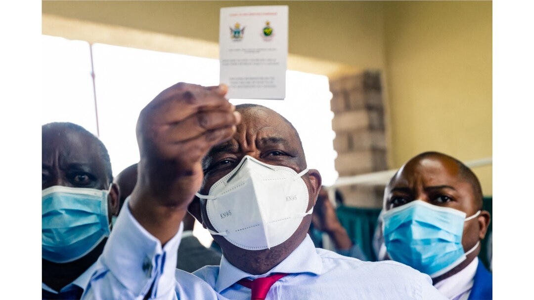 Wakil presiden dan Menteri Kesehatan Zimbabwe Constantino Chiwenga mengangkat sertifikat vaksinasinya setelah menerima suntikan pertama Sinopharm di negara Afrika bagian selatan. (Foto: dok).
