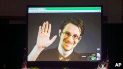 Edward Snowden aparece en un video en vivo desde Moscú en un foro patrocinado por la Unión Americana de Libertades Civiles (ACLU) en Hawaii, el 14 de febrero de 2015. El exempleado de la Agencia de Seguridad Nacional (NSA) que dio a conocer documentos sec