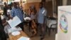 Des employés de la Commission électorale nationale indépendante à Conakry, en Guinée, le 4 février 2018.