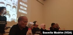 Keluarga dan korban penculikan 1998 saat menggelar konferensi pers di Hotel Grand Cemara, Rabu (13/3/2019) di Jakarta. (Foto: VOA/Sasmito Madrim)