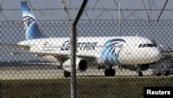 Pesawat Egyptair Airbus A320 di bandara Larnaca, Siprus. (Foto: Dok)