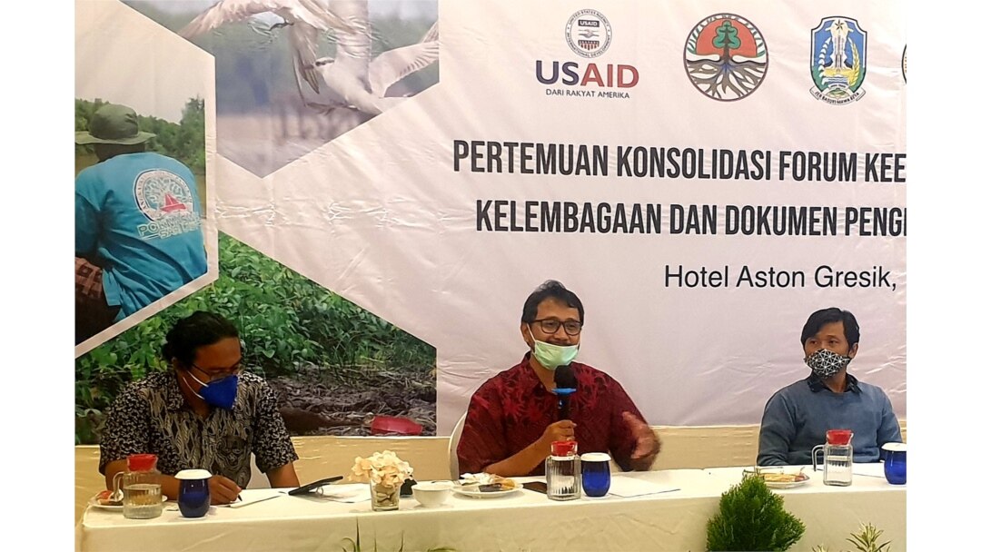 Dialog dalam rangka konsolidasi penguatan forum kelembagaan KEE Ujungpangkah, Gresik (foto: Petrus Riski/VOA).