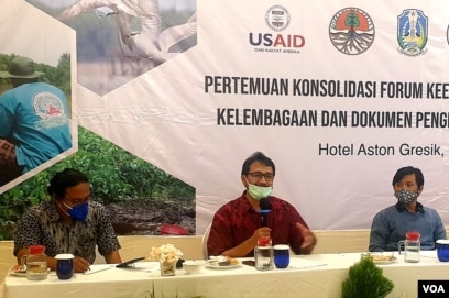 Dialog dalam rangka konsolidasi penguatan forum kelembagaan KEE Ujungpangkah, Gresik (foto: Petrus Riski/VOA).