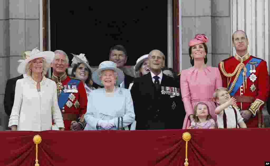 6月17日，英国女王伊丽莎白二世一家在伦敦白金汉宫阳台上观看飞行表演。这一天伦敦举行盛大庆典，庆祝女王91岁诞辰。