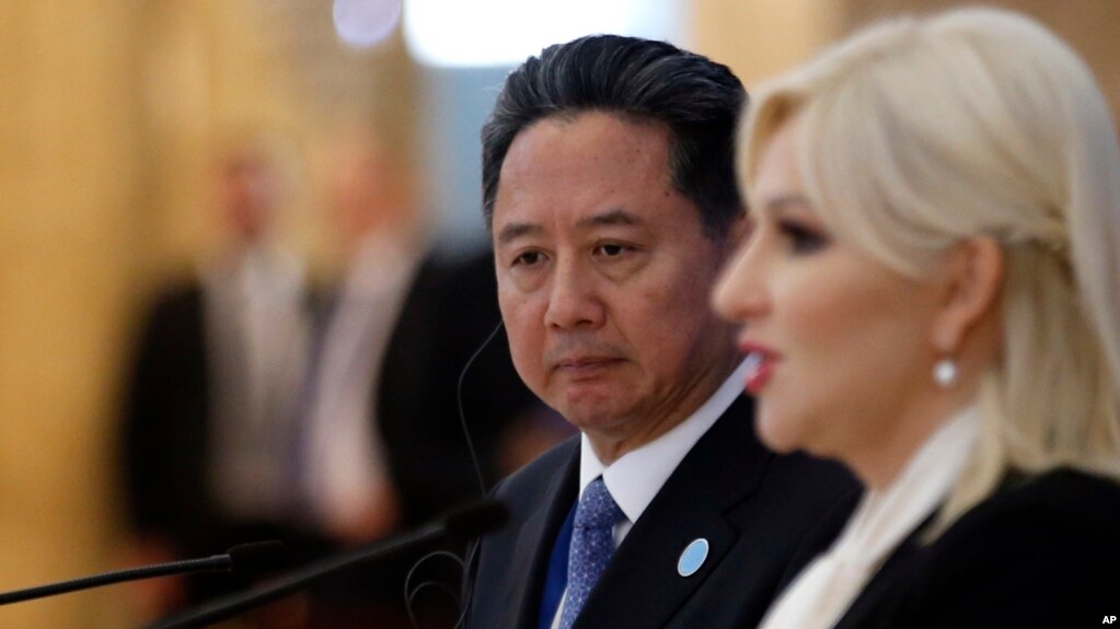 中国交通部长李小鹏在中国和16中东欧国家会议之后和塞尔维亚建设部长米哈伊洛维奇在记者会上。（2018年10月16日）