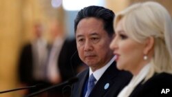 中国交通部长李小鹏在中国和16中东欧国家会议之后和塞尔维亚建设部长米哈伊洛维奇在记者会上。（2018年10月16日）