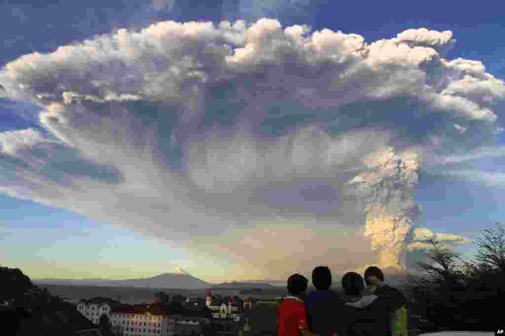 Children watch the Calbuco volcano erupt, from Puerto Varas, Chile, April 22, 2015.