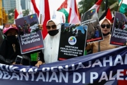 Anggota organisasi buruh membawa spanduk saat melakukan protes terhadap Israel di luar gedung PBB di Jakarta, 18 Mei 2021. (Foto: REUTERS/Ajeng Dinar Ulfiana)