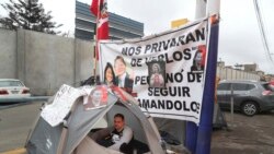 Mark Vito, esposo de Fujimori se declaró en huelga de hambre frente a la cárcel donde está recluida su esposa para denunciar lo que considera "jugadas sucias" de la fiscalía.