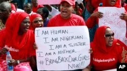 Para perempuan menghadiri demonstrasi yang mendesak pemerintah untuk menyelamatkan siswi-siswi sekolah Chibok di Nigeria yang diculik (6/5). (AP/Sunday Alamba)