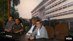 Pelaksana tugas pemimpin KPK Johan Budi memberikan keterangan di Kejaksaan Agung (17/3). (VOA/Andylala Waluyo)