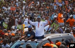 Main opposition leader Raila Odinga greets the crowd as he arrives for his final electoral campaign rally at Uhuru Park in Nairobi, Aug. 5, 2017.