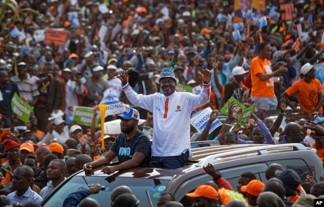 Main opposition leader Raila Odinga greets the crowd as he arrives for his final electoral campaign rally at Uhuru Park in Nairobi, Aug. 5, 2017.