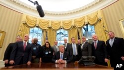 Donald Trump y el vicepresidente Mike Pence, posan con los líderes sindicales en la Oficina Oval en la Casa Blanca en Washington.