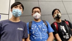 香港民間團體天水連線成員林進（左起）、守護大嶼聯盟成員謝世傑與社民連陳寶瑩6月25日向警方申請舉辦7-1遊行。 (美國之音湯惠芸）