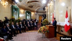 中国主席习近平在瑞士联邦议会讲话，瑞士总统多丽丝·洛伊特哈尔德（左一）在台下倾听（2017年1月15日）