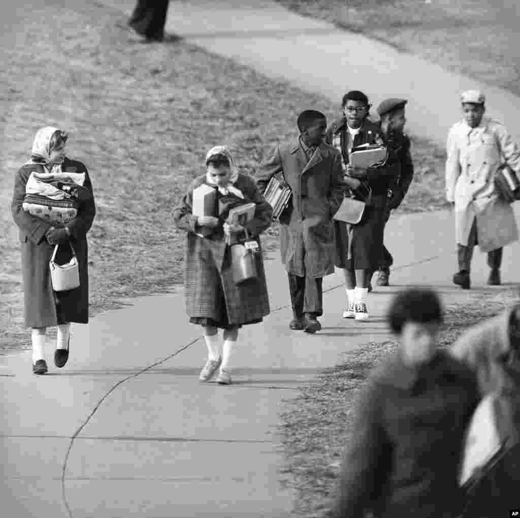 امروز در تاریخ: سال ۱۹۵۹ &ndash; اولین روز حضور مشترک سیاهان در دبیرستانی که قبلا فقط برای دانشجویان سفید پوست بود؛ ایالت ویرجینیا در آمریکا. 