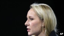 Le chef régional du Front national de droite extrême droite pour le sud-est de la France, Marion Maréchal Le Pen, prononce son discours lors d'une réunion de campagne à Marseille, au sud de la France, le 9 décembre 2015. 