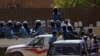 Des policiers lors des manifestations anti-gouvernement, dimanche a Khartoum