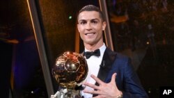 Cristiano Ronaldo avec son 5ème Ballon d'Or (reçu à Paris, le jeudi 7 décembre 2017. AFP PHOTO / L’EQUIPE / FRANCK FAUGERE"