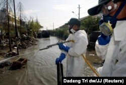 Tentara Pasukan Bela Diri Jepang menyemprot suatu daerah untuk mencegah malaria di Banda Aceh, 3 Februari 2005. (Foto: REUTERS/Dadang Tri dw/JJ)
