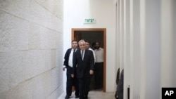 موشه کاتساو، رئیس جمهوری سابق اسرائیل که ۷۱ ساله است.