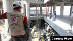 Pekerja sukarelawan dari MER-C Indonesia membangun Rumah Sakit Indonesia di Bayt Lahiya, Gaza utara. (Foto: MER-C)