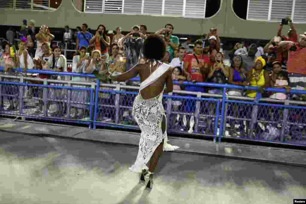 Dançarina de carnaval participando do ensaio no bloco de samba.