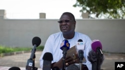 FILE - A July 26, 2013 photo shows former South Sudan VP Riek Machar speaking to the media to announce he will run for the presidency in 2015 against President Salva Kiir, who sacked Machar and his cabinet this week, Juba, South Sudan. 