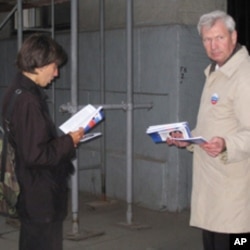 反对派成员在莫斯科市中心向行人散发名叫“普京10年总结”的手册